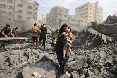 Palestijnen evacueren na een Israëlische luchtaanval op de Sousi-moskee in Gaza-Stad, 9 oktober 2023.