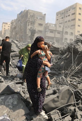 Palestijnen evacueren na een Israëlische luchtaanval op de Sousi-moskee in Gaza-Stad, 9 oktober 2023.