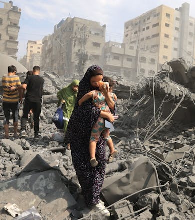 Palestijnen evacueren na een Israëlische luchtaanval op de Sousi-moskee in Gaza-stad, 9 oktober 2023.