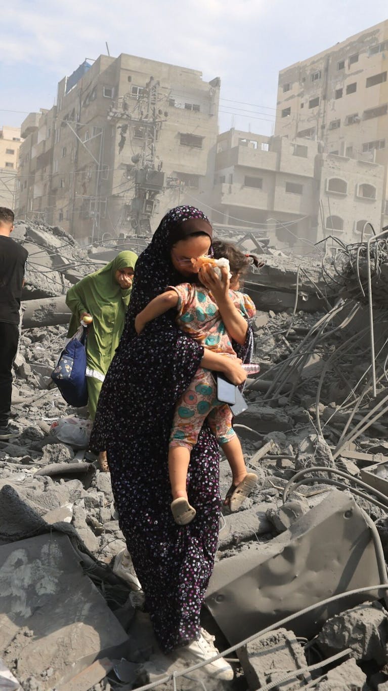 Palestijnen evacueren na een Israëlische luchtaanval op de Sousi-moskee in Gaza-Stad, 9 oktober 2023.