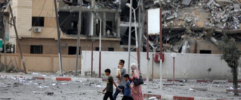 Palestijnen inspecteren de enorme verwoesting als gevolg van Israëlische luchtaanvallen in het al-Rimal-district van Gaza-Stad, op 10 oktober 2023