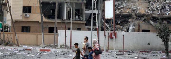 Palestijnen inspecteren de enorme verwoesting als gevolg van Israëlische luchtaanvallen in het al-Rimal-district van Gaza-Stad, op 10 oktober 2023