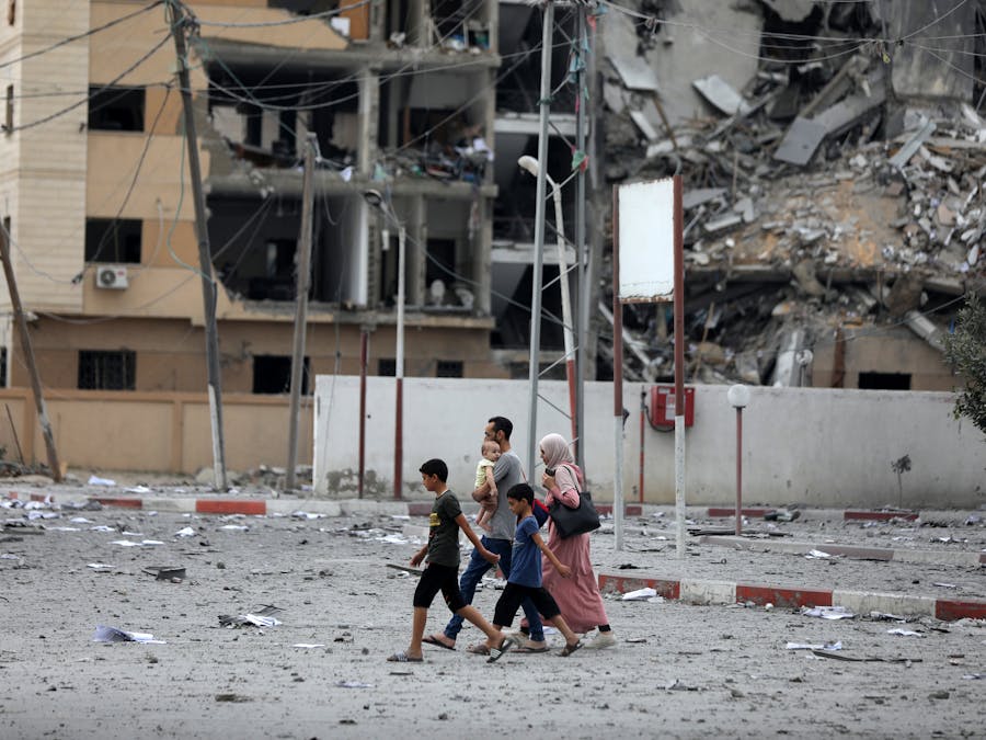 Palestijnen inspecteren de enorme verwoesting als gevolg van Israëlische luchtaanvallen in het al-Rimal-district van Gaza-Stad, op 10 oktober 2023