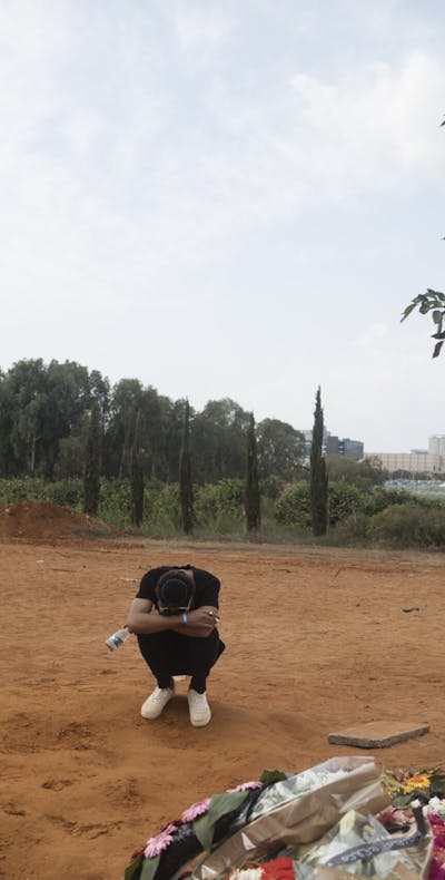 Familie en vrienden van May Naim, 24, die werd gedood bij een aanval door Palestijnse gewapende groepen op het ‘Supernova’-festival, vlakbij de Israëlische grens met de Gazastrook, reageren tijdens haar begrafenis op 11 oktober 2023 in Gan Haim, Israël