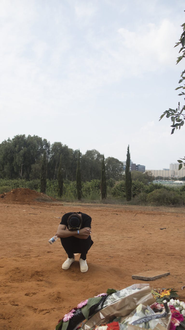Familie en vrienden van May Naim, 24, die werd gedood bij een aanval door Palestijnse gewapende groepen op het ‘Supernova’-festival, vlakbij de Israëlische grens met de Gazastrook, reageren tijdens haar begrafenis op 11 oktober 2023 in Gan Haim, Israël