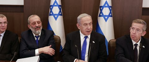Een deel van de nieuwe Israëlische regering, met als tweede van rechts premier Benjamin Netanyahu
