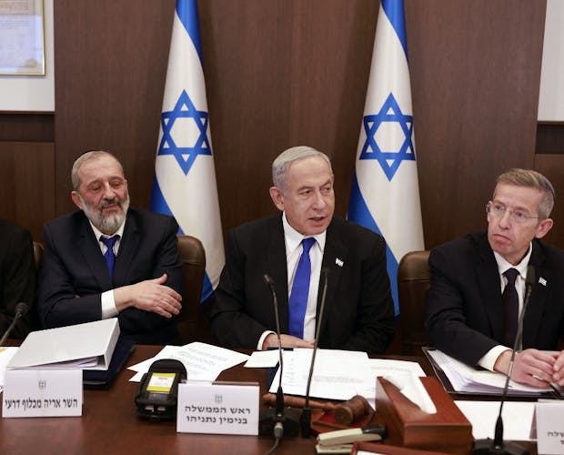 Een deel van de nieuwe Israëlische regering, met als tweede van rechts premier Benjamin Netanyahu