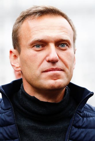 Rusland stopt oppositieleider Aleksei Navalny, die feitelijk een levenslange celstraf uitzit, weg in zwaarst mogelijke isoleercel. Het gaat slecht met zijn gezondheid.