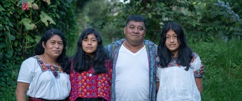 Bernardo Caal Xol, activist uit Guatemala, herenigd met zijn familie.
