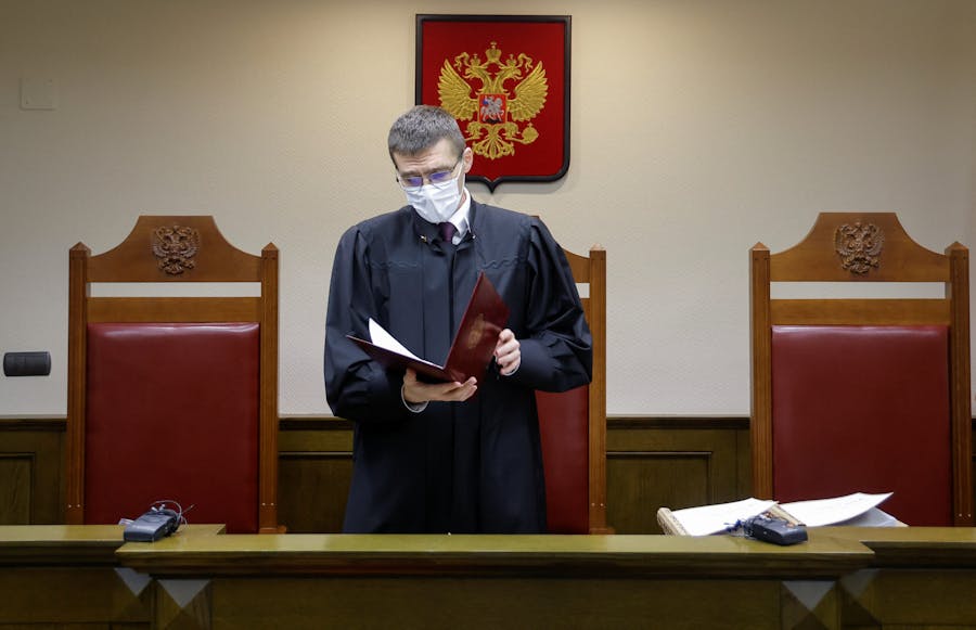 Oleg Nefedov, rechter bij het Russische hooggerechtshof, vonnist dat de “lhbt-beweging” het stempel “extremistisch” krijgt (30 november 2023).