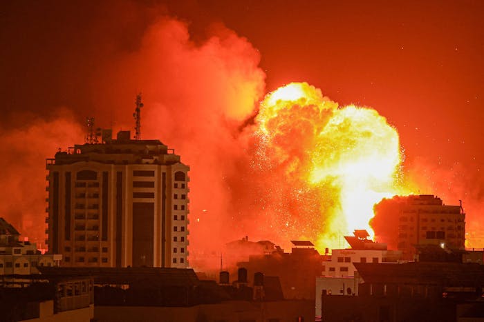 Een vuurbal als gevolg van een Israëlische luchtaanval in Gaza Stad 9 oktober 2023.