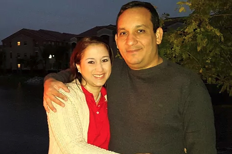 Portret van María Auxiliadora Delgado en Juan Carlos Marrufo die elkaar omhelzend vasthouden.