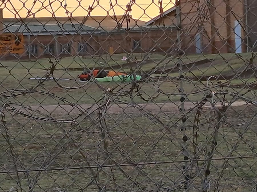 Twee doodgeschoten gedetineerden op het terrein van de Zuid-Afrikaanse private gevangenis Kutama Sinthumule.