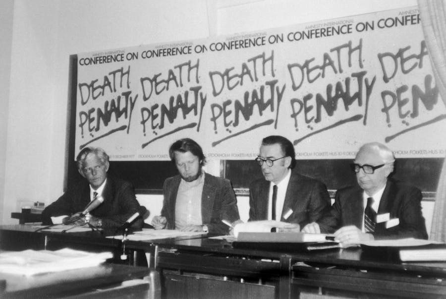 Internationale Conferentie over de Afschaffing van de Doodstraf, gehouden in Stockholm, Zweden op 10-11 december 1977, bijgewoond door meer dan 200 mensen uit 57 landen. Op de foto: Martin Ennals (tweede van rechts), Thomas Hammarberg (derde van rechts).