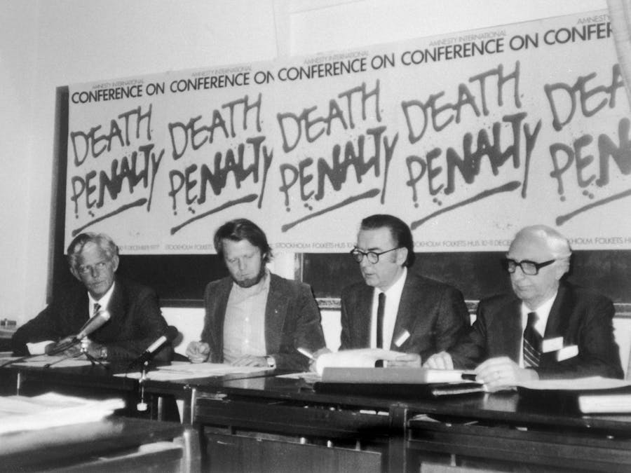 Internationale Conferentie over de Afschaffing van de Doodstraf, gehouden in Stockholm, Zweden op 10-11 december 1977, bijgewoond door meer dan 200 mensen uit 57 landen. Op de foto: Martin Ennals (tweede van rechts), Thomas Hammarberg (derde van rechts).