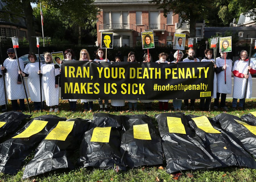 Activisten van Amnesty International nemen deel aan een protest tegen de doodstraf in Iran voor de Iraanse ambassade in Brussel, België, 10 oktober 2019.