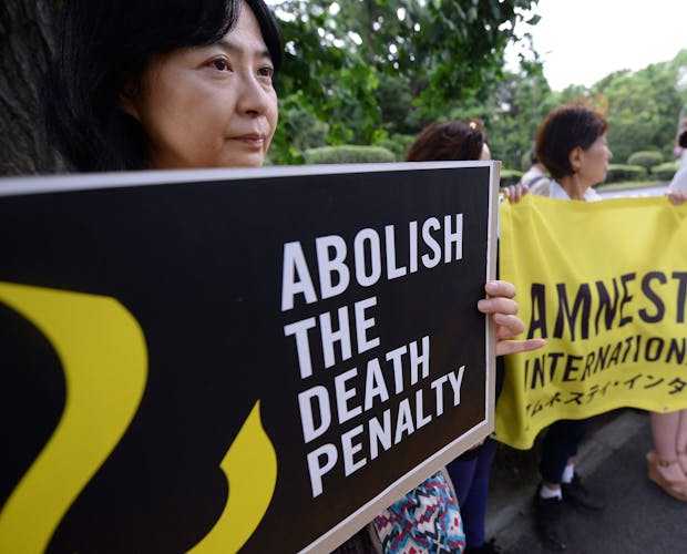 Leden van maatschappelijke groepen houden spandoeken om de doodstraf te veroordelen tijdens een demonstratie voor het Ministerie van Justitie in Tokio op 26 juni 2014. Japan voerde op 26 juni haar eerste executie van het jaar uit door een man op te hangen voor een drievoudige moord, de negende gevangene die ter dood is gebracht sinds de conservatieve regering van Shinzo Abe aan de macht kwam in 2012.