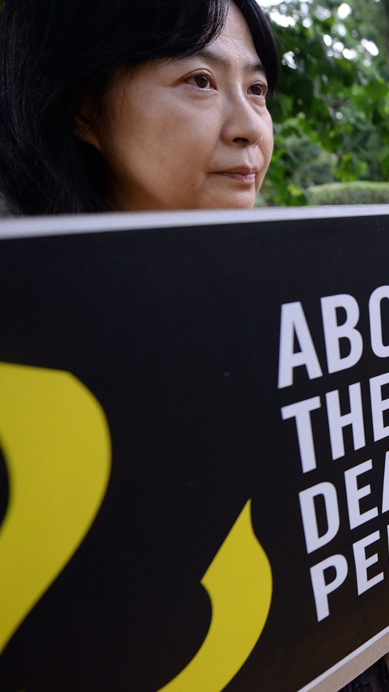 Leden van maatschappelijke groepen houden spandoeken om de doodstraf te veroordelen tijdens een demonstratie voor het Ministerie van Justitie in Tokio op 26 juni 2014. Japan voerde op 26 juni haar eerste executie van het jaar uit door een man op te hangen voor een drievoudige moord, de negende gevangene die ter dood is gebracht sinds de conservatieve regering van Shinzo Abe aan de macht kwam in 2012.