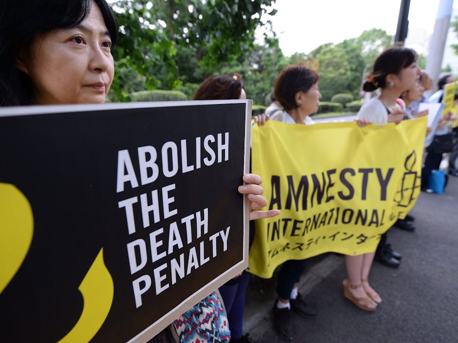 Leden van maatschappelijke groepen houden spandoeken om de doodstraf te veroordelen tijdens een demonstratie voor het Ministerie van Justitie in Tokio op 26 juni 2014. Japan voerde op 26 juni haar eerste executie van het jaar uit door een man op te hangen voor een drievoudige moord, de negende gevangene die ter dood is gebracht sinds de conservatieve regering van Shinzo Abe aan de macht kwam in 2012.