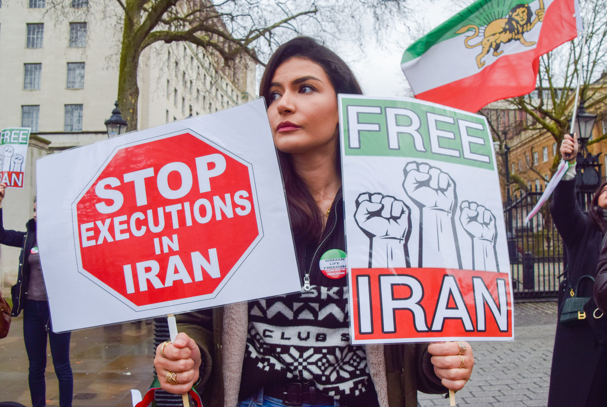 Een demonstrant houdt borden met 'Stop executies in Iran' en 'Vrij Iran' tijdens de demonstratie in Londen op 14 januari 2023. Demonstranten verzamelden zich buiten Downing Street om te protesteren tegen executies in Iran en ter ondersteuning van vrijheid voor Iran