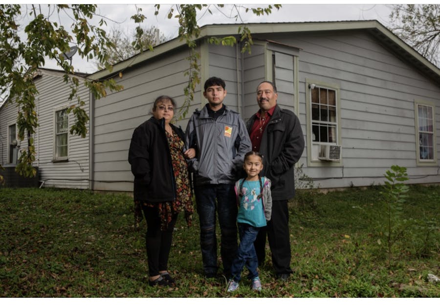 De familie Flores lijdt onder de vervuiling van de petrochemische industrie langs het Houston Ship Channel in Texas.