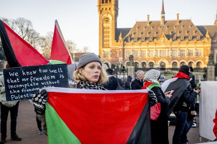 Palestijnse sympathisanten tijdens betogingen gelijktijdig aan de hoorzitting bij het Internationaal Gerechtshof (ICJ) over een genocide-aanklacht van Zuid-Afrika tegen Israel. Belangstellenden spreken zich uit voor de Palestijnse, dan wel voor de Israelische zaak.