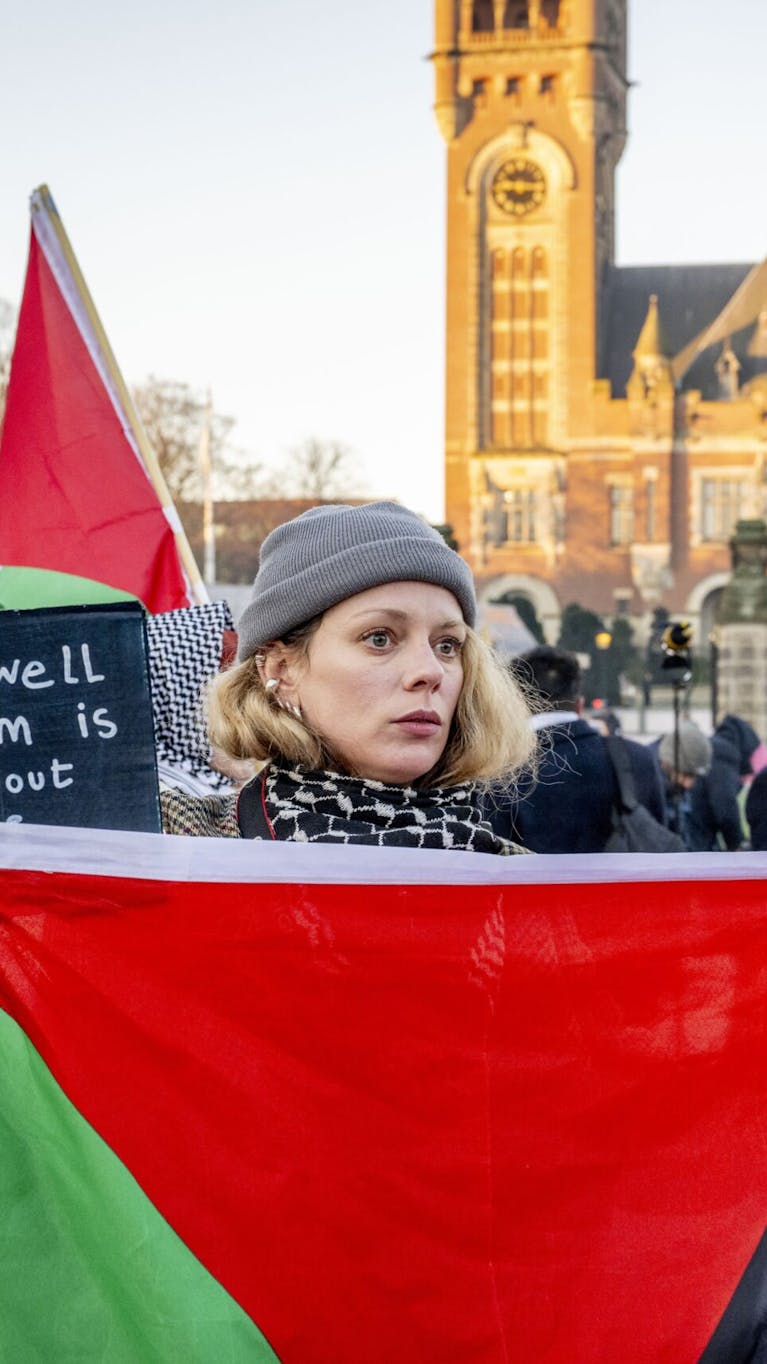 Palestijnse sympathisanten tijdens betogingen gelijktijdig aan de hoorzitting bij het Internationaal Gerechtshof (ICJ) over een genocide-aanklacht van Zuid-Afrika tegen Israel. Belangstellenden spreken zich uit voor de Palestijnse, dan wel voor de Israelische zaak.