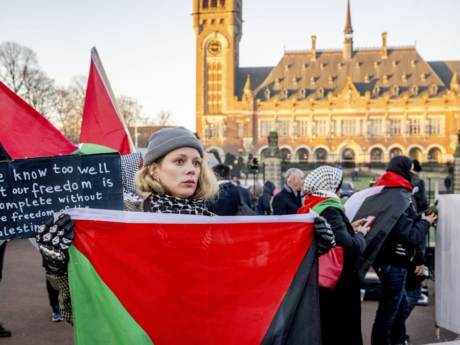 Palestijnse sympathisanten tijdens betogingen gelijktijdig aan de hoorzitting bij het Internationaal Gerechtshof (ICJ) over een genocide-aanklacht van Zuid-Afrika tegen Israel. Belangstellenden spreken zich uit voor de Palestijnse, dan wel voor de Israelische zaak.