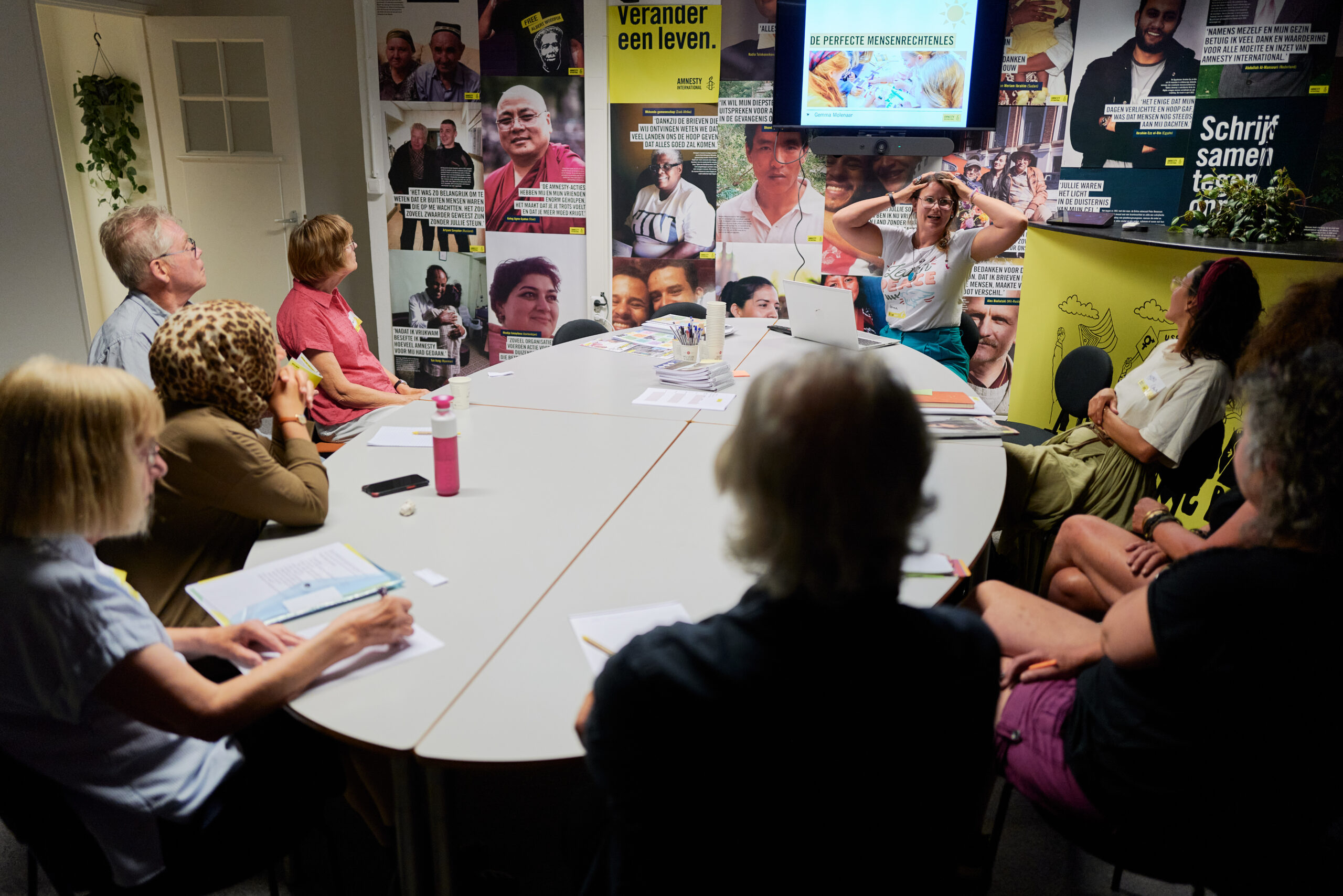 Gastdocenten krijgen les over hoe je actie voert met de klas. Een Amnesty medewerkster verteld hoe dit gaat.