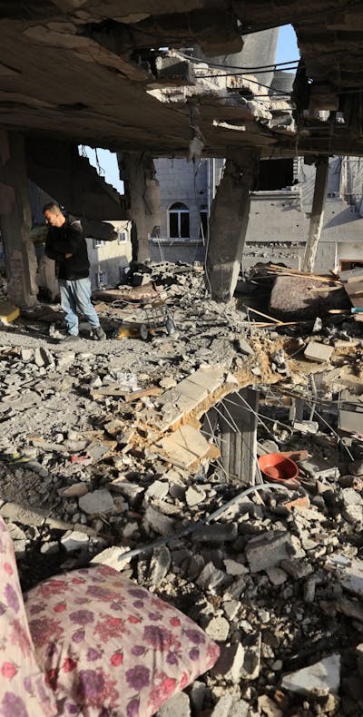 De overblijfselen van een huis in Rafah dat op 10 januari 2024 door een Israëlisch bombardement werd verwoest.