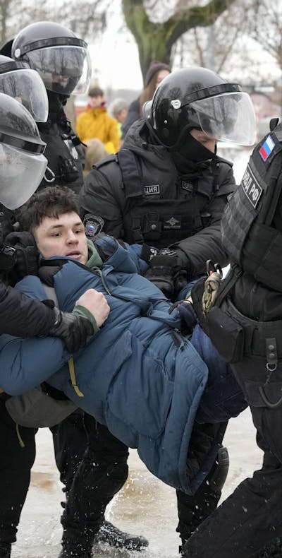 Man wordt opgepakt omdat hij bloemen wilde neerleggen ter nagedachtenis aan Alexei Navalny in Sint Petersburg, 17 februari