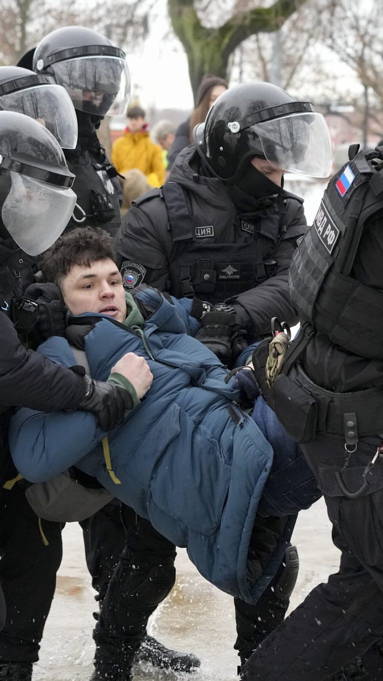 Man wordt opgepakt omdat hij bloemen wilde neerleggen ter nagedachtenis aan Alexei Navalny in Sint Petersburg, 17 februari