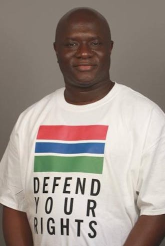 Pro-democratie activist Madi Jobarteh uit Gambia wordt bedreigd en is aangeklaagd voor ‘opruiing’ omdat hij online kritiek uitte op de president.