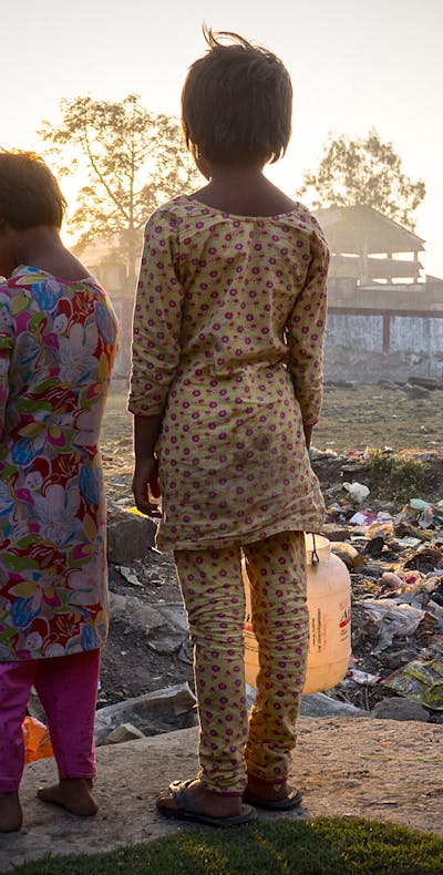Kinderen buiten de fabriek in Bhopal, 2012.