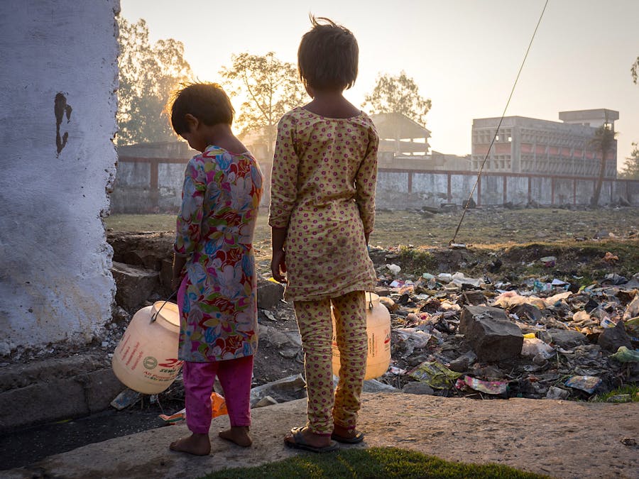 Kinderen buiten de fabriek in Bhopal, 2012.
