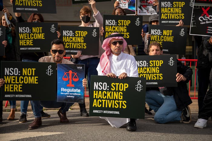 Leden en supporters van Amnesty International demonstreren tegen de aanwezigheid van de NSO Groep op de International Security Expo in Londen, 28 september 2021.