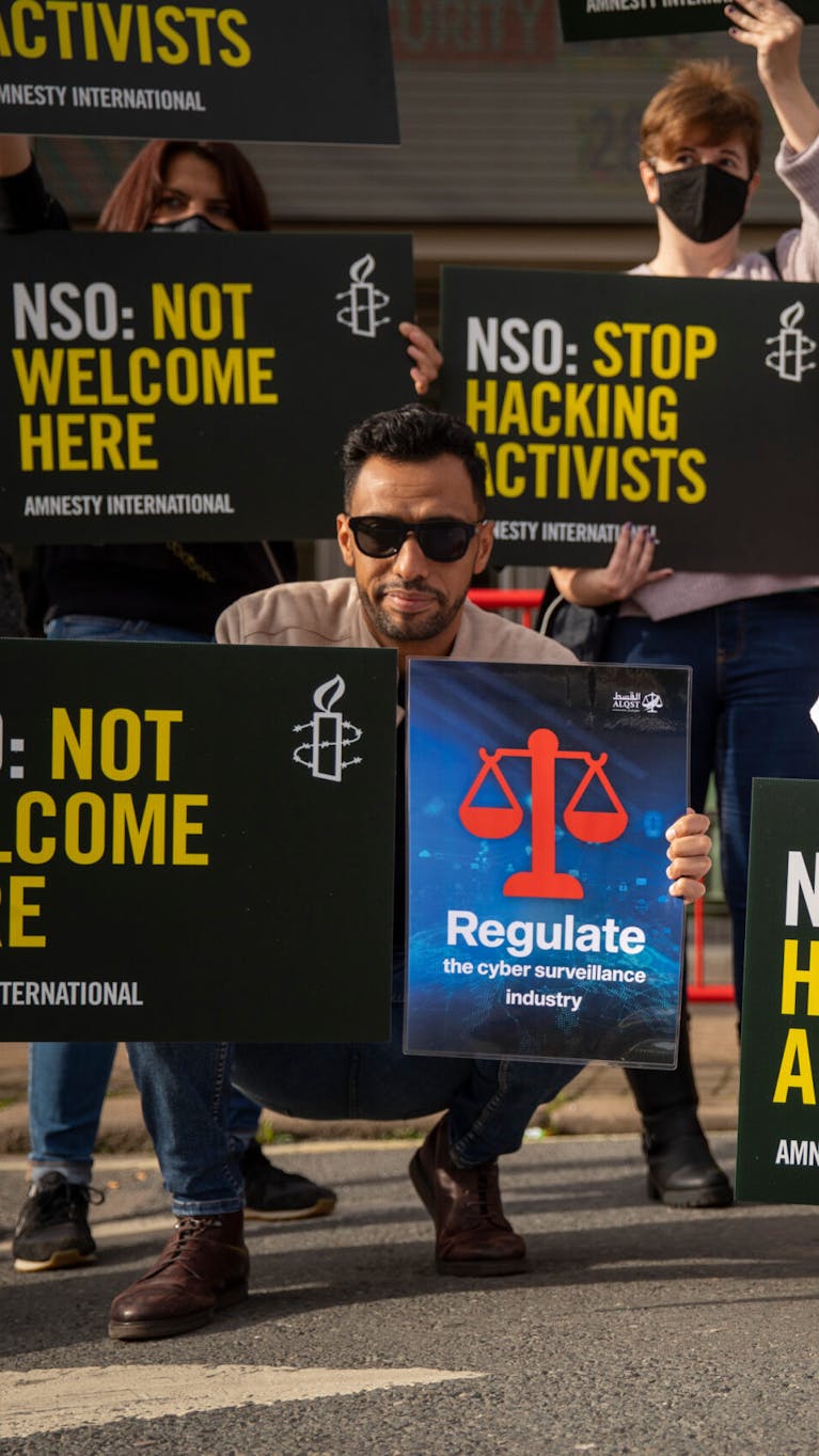 Leden en supporters van Amnesty International demonstreren tegen de aanwezigheid van de NSO Groep op de International Security Expo in Londen, 28 september 2021.