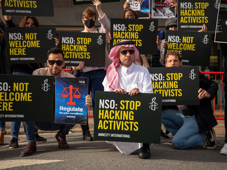 Leden en supporters van Amnesty International demonstreren tegen de aanwezigheid van de NSO Groep op de International Security Expo in Londen, 28 september 2021.