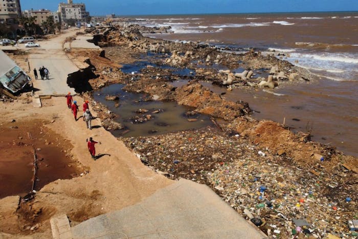 De verwoesting aan de kust van het Libische Derna als gevolg van damdoorbraken in september 2023