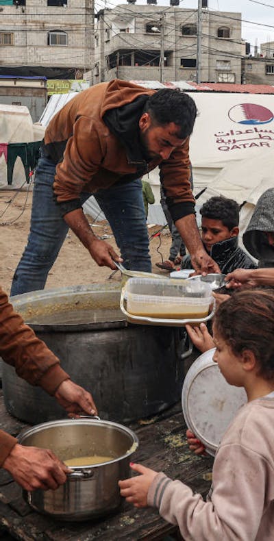Palestijnen wachten op voedseldistributie in Rafah Gaza