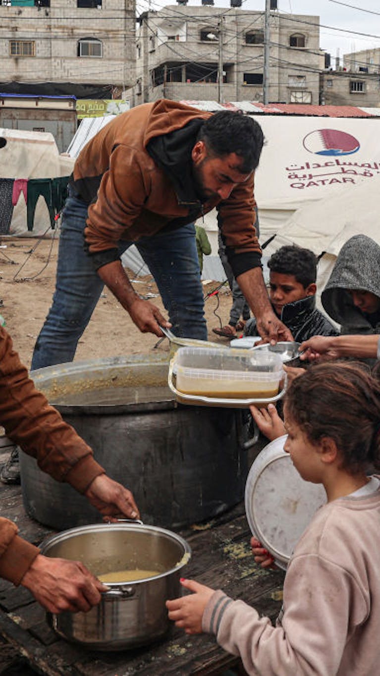 Palestijnen wachten op voedseldistributie in Rafah Gaza
