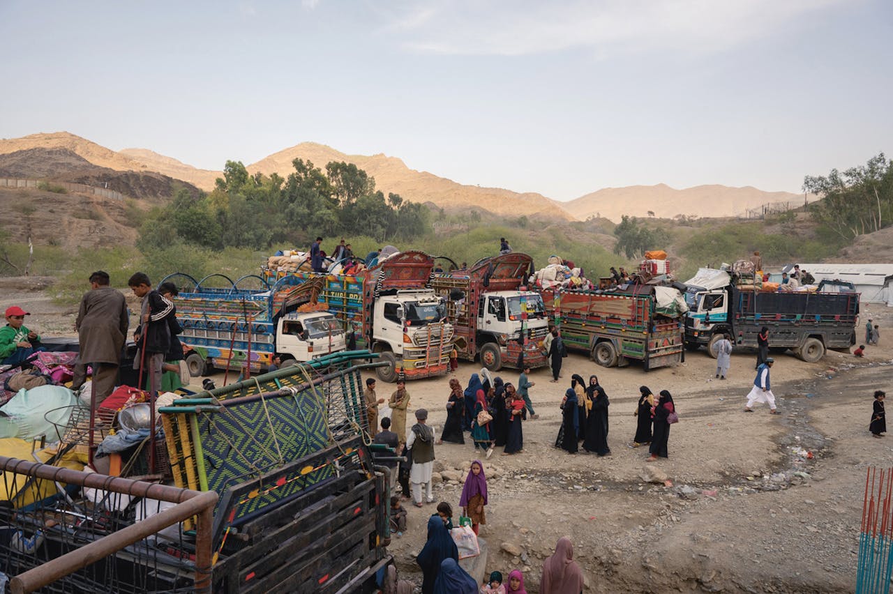 Afghaanse vluchtelingen die gedwongen terugkeren vanuit Pakistan wachten in oktober 2023 bij de grensovergang Torkham in het oosten van Afghanistan. Meer dan driekwart van deze vluchtelingen zijn vrouw of kind.