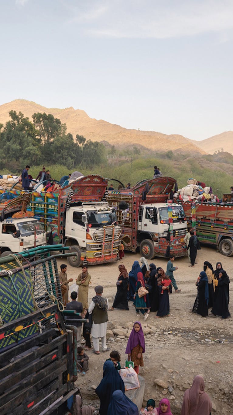Afghaanse vluchtelingen die gedwongen terugkeren vanuit Pakistan wachten in oktober 2023 bij de grensovergang Torkham in het oosten van Afghanistan. Meer dan driekwart van deze vluchtelingen zijn vrouw of kind.