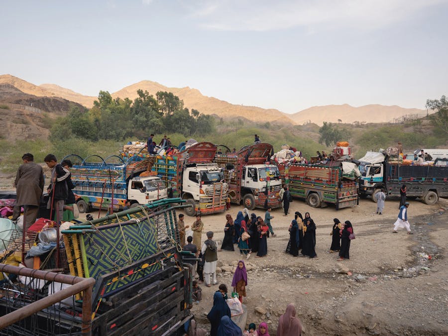 Afghaanse vluchtelingen die gedwongen terugkeren vanuit Pakistan wachten in oktober 2023 bij de grensovergang Torkham in het oosten van Afghanistan. Meer dan driekwart van deze vluchtelingen zijn vrouw of kind.