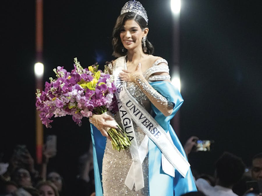 Miss Universe Sheynnis Palacios bij haar kroning in een wit-blauwe jurk