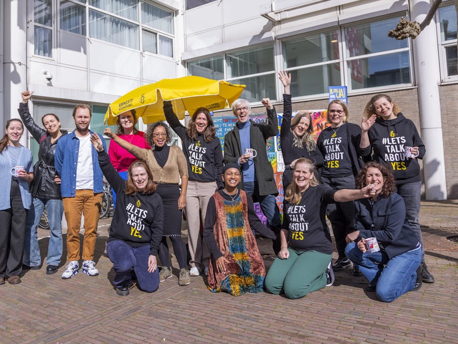 actiegroep lets talk about YES juicht voor het Eerste Kamergebouw
