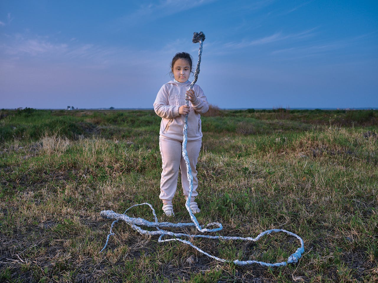 Leire (7) is ernstig ziek en moet uit de buurt van mensen blijven. Door intensief gebruik van pesticiden komt hier veel kanker voor.