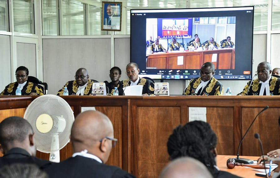 Constitutionele Hof van Oeganda onder leiding van de plaatsvervangend opperrechter van Oeganda, Richard Buteera, las op 3 april hun gezamenlijke oordeel voor bij het Constitutionele Hof, waar het Hof de anti-lhbti-wet handhaafde in Kampala, Oeganda.