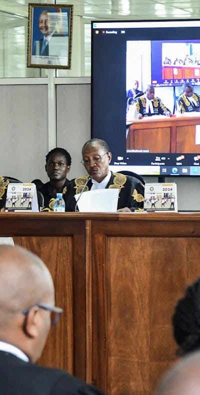 Constitutionele Hof van Oeganda onder leiding van de plaatsvervangend opperrechter van Oeganda, Richard Buteera, las op 3 april hun gezamenlijke oordeel voor bij het Constitutionele Hof, waar het Hof de anti-lhbti-wet handhaafde in Kampala, Oeganda.