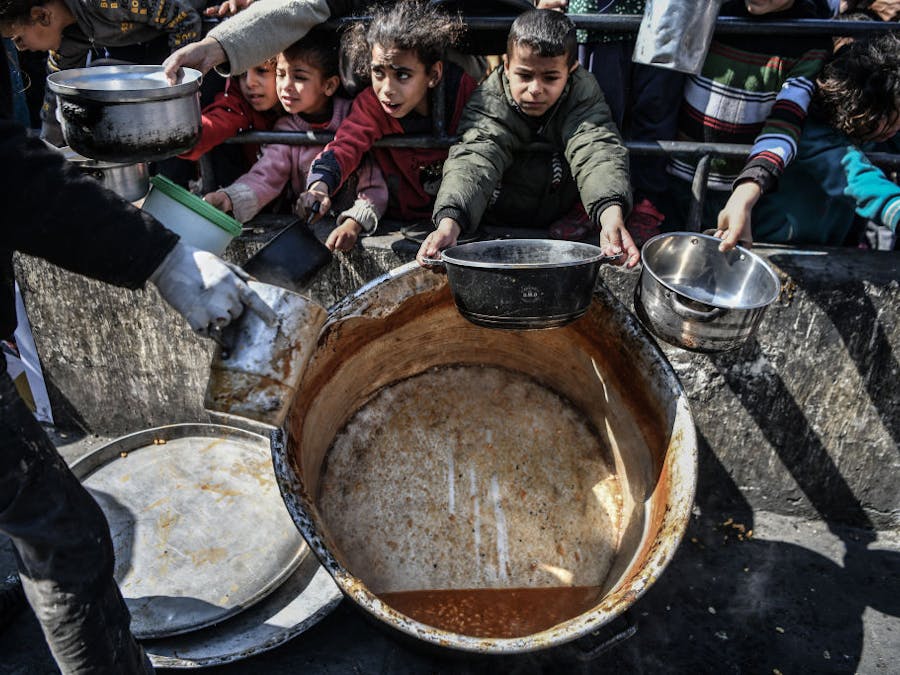 Palestijnen wachten op voedselhulp in Rafah.